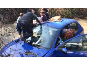 Kocaeli Tem’de Kontrolden Çıkan Otomobil Dereye Uçtu: 2 Yaralı