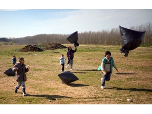 Ümidin Kıyısında, Çöp Poşetinden Uçurtmalar