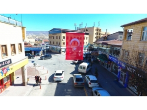 Ürgüp’te Caddeler Bayraklarla Donatıldı