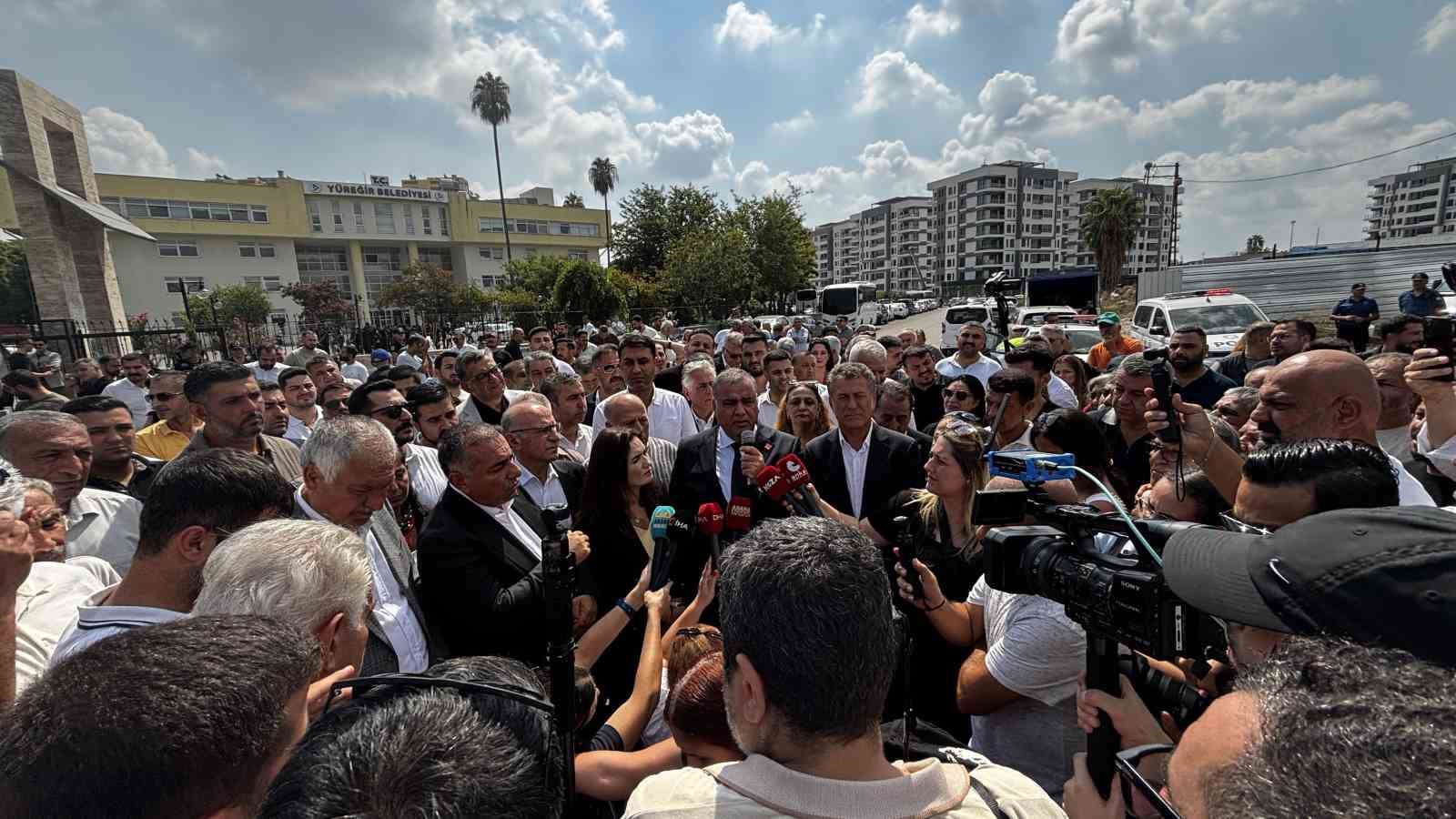 yuregir-belediyesi-onunde-baskan-vekilligi-kararina-tepki
