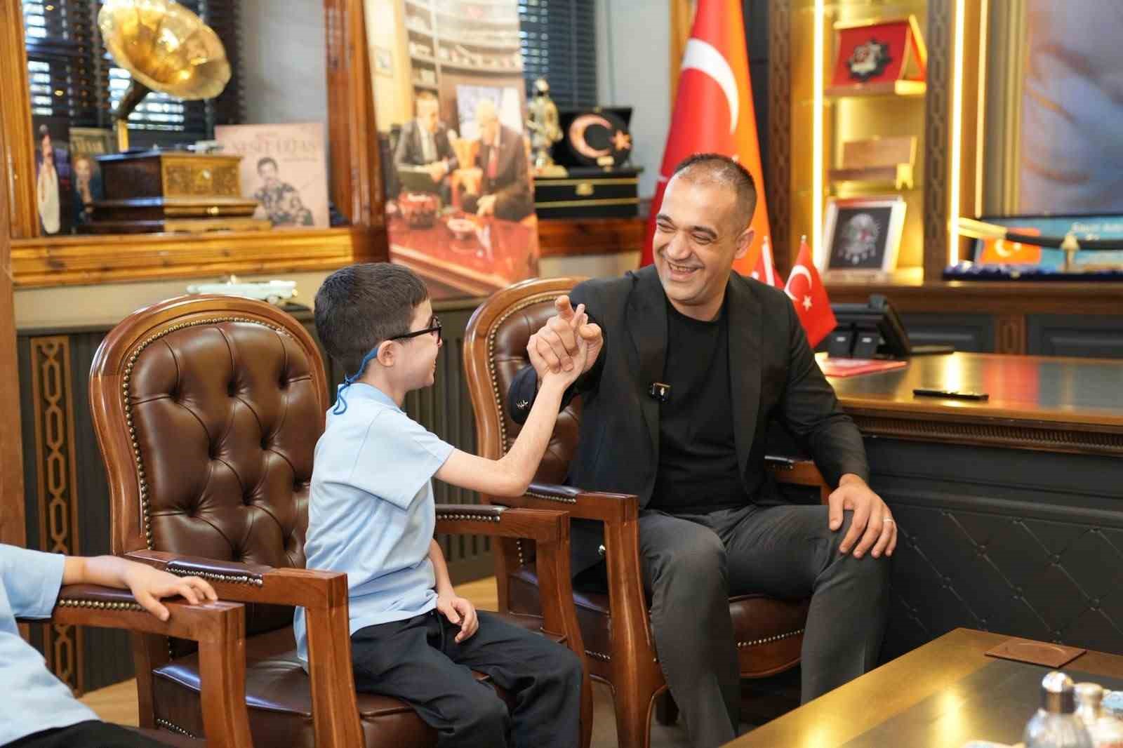 erzurum-da-ahmet-sami-nin-kampanyasinda-mutlu-son-tedavi-icin-yurt-disina-gidiyor