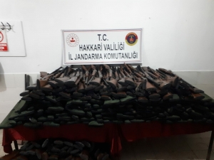 Yüksekova’da Av Tüfeği Ve Ağız Maskesi Ele Geçirildi