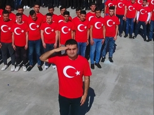 Czn Burak’tan Ay Yıldızlı Koreografiyle Mehmetçiğe Selam