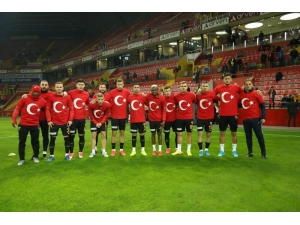 Kayserispor Isınmaya Ay-yıldızlı Tişörtle Çıktı