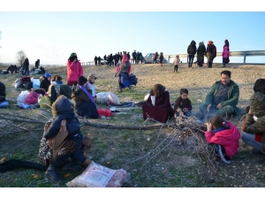 Sınıra Akın Eden Göçmenler Ateş Yakarak Isınıyor