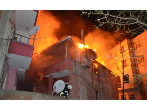 2 Katlı Bina Alevlere Teslim Oldu