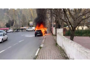 İstanbul’da Sosyal Medya Fenomeni Uras Benlioğlu’nun Aracı Alev Alev Yandı