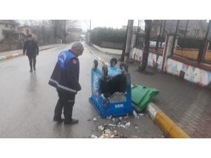 Çöp Konteynerini Kullanılamaz Hale Getirdiler