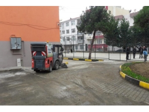 Süleymanpaşa Belediyesi Okul Bahçelerinin De Temizliğini Yapıyor