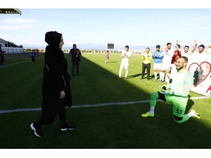 Futbolcu Genç Saha İçinde, Kız Arkadaşına Pankartlı Evlilik Teklifi Yaptı