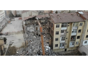 Elazığ’da Depremin Ardından Ağır Hasar Alan Bin 159 Yapı Yıkıldı