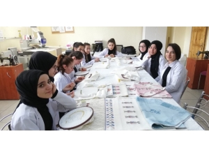 Kız Öğrenciler Okulu Fabrika Gibi Çalıştırıyor