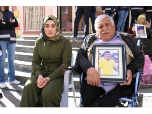 Yürüme Engelli Baba Teröristlerin Kaçırdığı Evladı İçin Hdp Önünde Eyleme Başladı