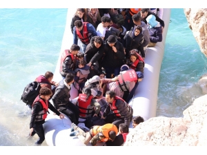 Türk Sahil Güvenlik Botlarını Gören Yunan Botları, Aldıkların Göçmenlerin Botunun Anahtarını Geri Verdi
