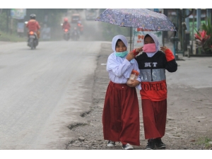 Endonezya’da Merapi Yanardağı’nda Patlama