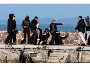 Dayak Yiyen Alman Gazeteci Midilli’den Ayrıldı