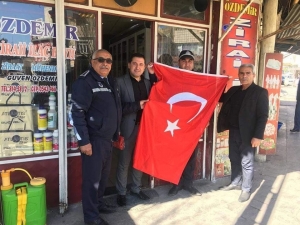 Kilis’te Esnafa Türk Bayrağı Dağıtılıyor