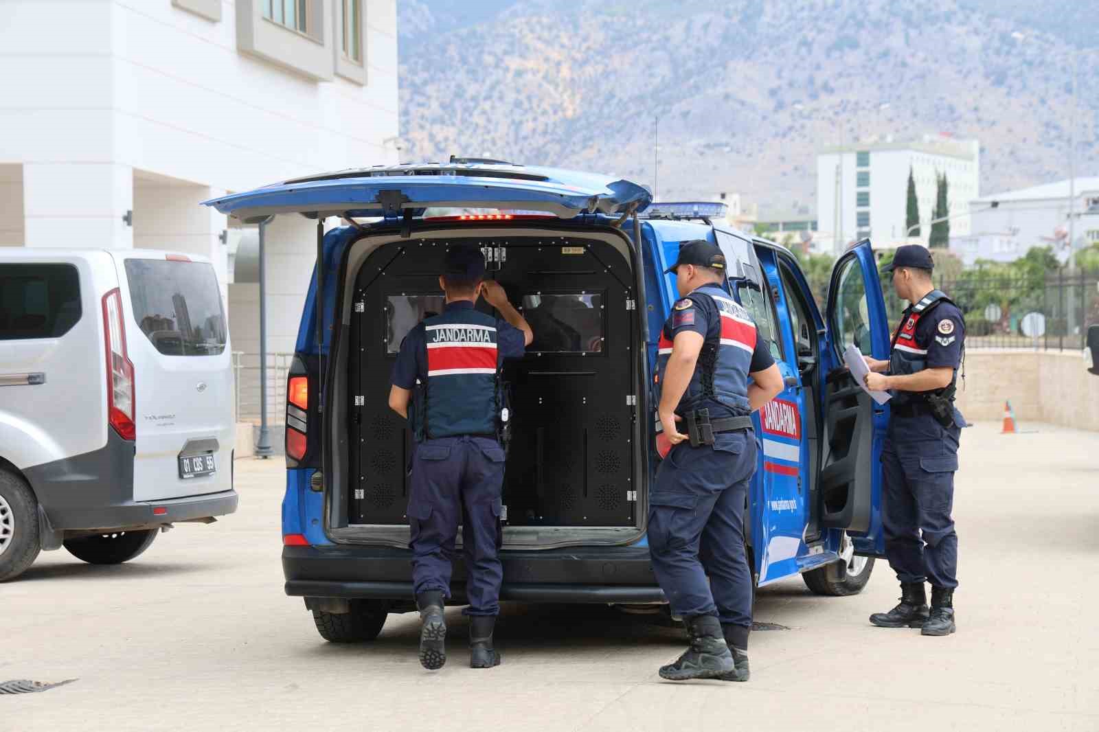 kozan-da-yagma-sucundan-aranan-firariler-jandarma-operasyonu-ile-yakalandi