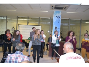 Avrupalı Öğretmenler Harmandalı Oynadı