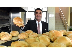 Dürdane Teyze, Torunları İçin Sıcak Ekmek Taşıyor