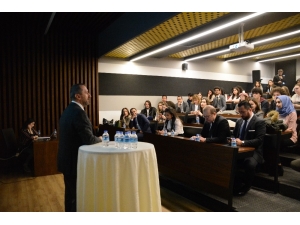 Öğrenciler Ve Mezunlar Kariyer Fuarında Staj Ve İş İmkanı Yakaladı