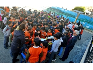 Öğrencilere Meyve Yeme Alışkanlığı Edindiriliyor