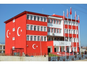 Sınırdaki Okul Türk Bayrağına Boyandı