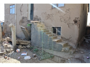 Elazığ’da Hasarlı Kerpiç Evin Balkonu Yıkıldı: 1 Ölü