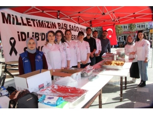 Devrek’te Üniversiteli Öğrenciler Şehitler İçin Helva Dağıttı