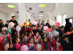 Vali Akbıyık, Çocuklarla Zeka Oyunu Oynadı