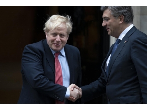 İngiltere Başbakanı Johnson: “Korona Virüsü Tokalaşmamı Engellemeyecek”