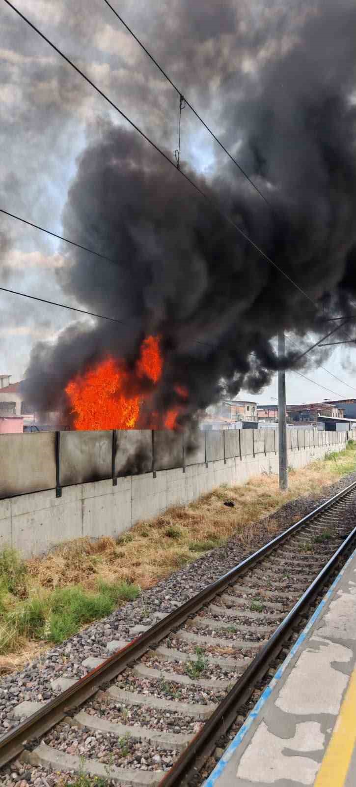 ankara-da-bos-arazide-cikan-yangin-tren-istasyonuna-sicradi