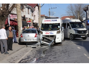 Sakarya’da Okul Servisi İle Otomobil Çarpıştı: 4’ü Çocuk Toplam 6 Yaralı