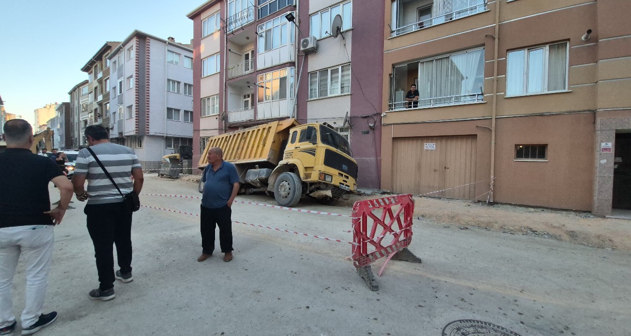 eskisehir-de-yol-coktu-kamyon-cukura-dustu