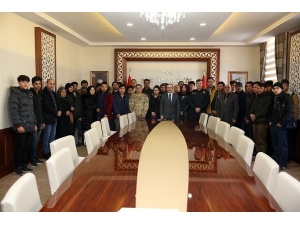 Vali Cüneyt Epcim Göçmenlerle Bir Araya Geldi