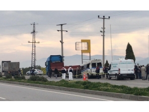 Manisa’nın Akhisar İlçesinde İşçi Servisinin Kamyona Arkadan Çarpması Sonucu Meydana Gelen Trafik Kazasında İlk Belirlemelere Göre 1 Kişi Öldü Çok Sayıda İşçi Yaralandı.