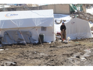 Başkale’de Depremzedelerin Yaraları Sarılıyor