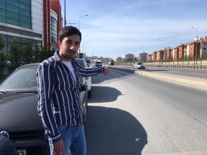 Kontrolden Çıkan Otomobilin Karşı Şeride Geçip Park Halindeki Araçlara Çarptığı Anlar Kamerada