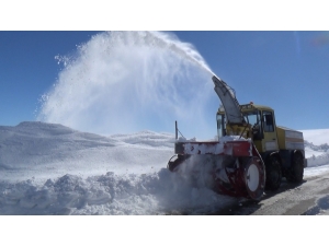 Kar Kalınlığının 4-5 Metreyi Bulduğu Bölgede Çalışmalar Devam Ediyor