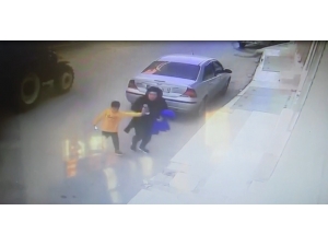 Traktörden Ayrılan Römorkun Altında Kalmaktan Son Anda Kurtuldular