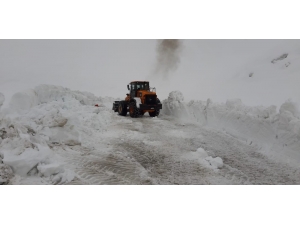 Uludere-uzungeçit Yoluna Çığ Düştü