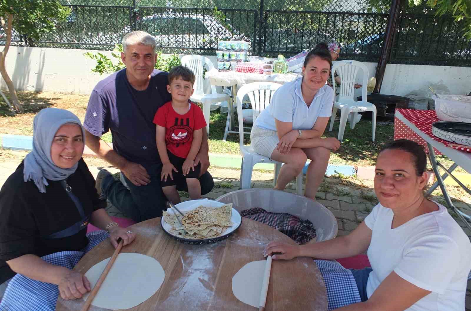 burhaniye-de-okul-yararina-gozleme-yaptilar