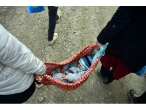 Sınıra Ulaşabilmek İçin 10 Aylık Bebekleriyle 4 Gün Yürüdüler