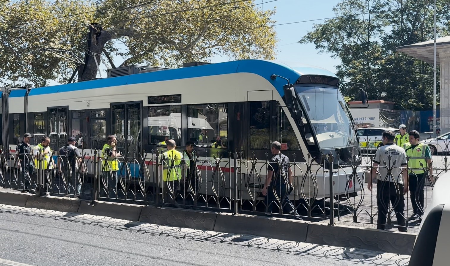 beyoglu-nda-tramvay-raydan-cikti-yolcular-tahliye-edildi