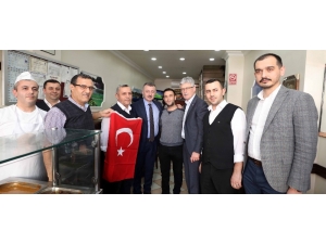 Başkan Büyükakın’dan Esnaf Ve Vatandaşlara Türk Bayrağı Hediyesi