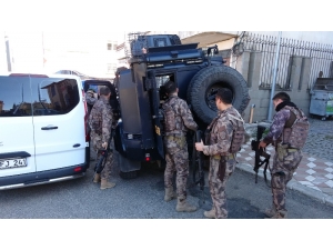 Eski Belediye Başkanı 1 Kişiyi Vurdu, 2 Akrabasını Rehin Aldı