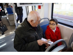 Minik Öğrenciler Büyüklerine Kitap Hediye Etti