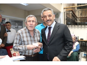 Huzurevi Sakinleri Yeni Kimlik Kartlarını Vali Kaymak’ın Elinden Aldı