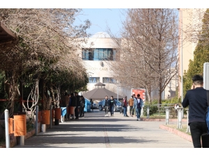 Eylem Yapan Üniversiteliler Hasarlı Binalardan Kurtuldu