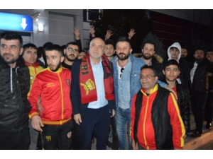 Yeni Malatyaspor Taraftarından Hikmet Karaman’a Coşkulu Karşılama